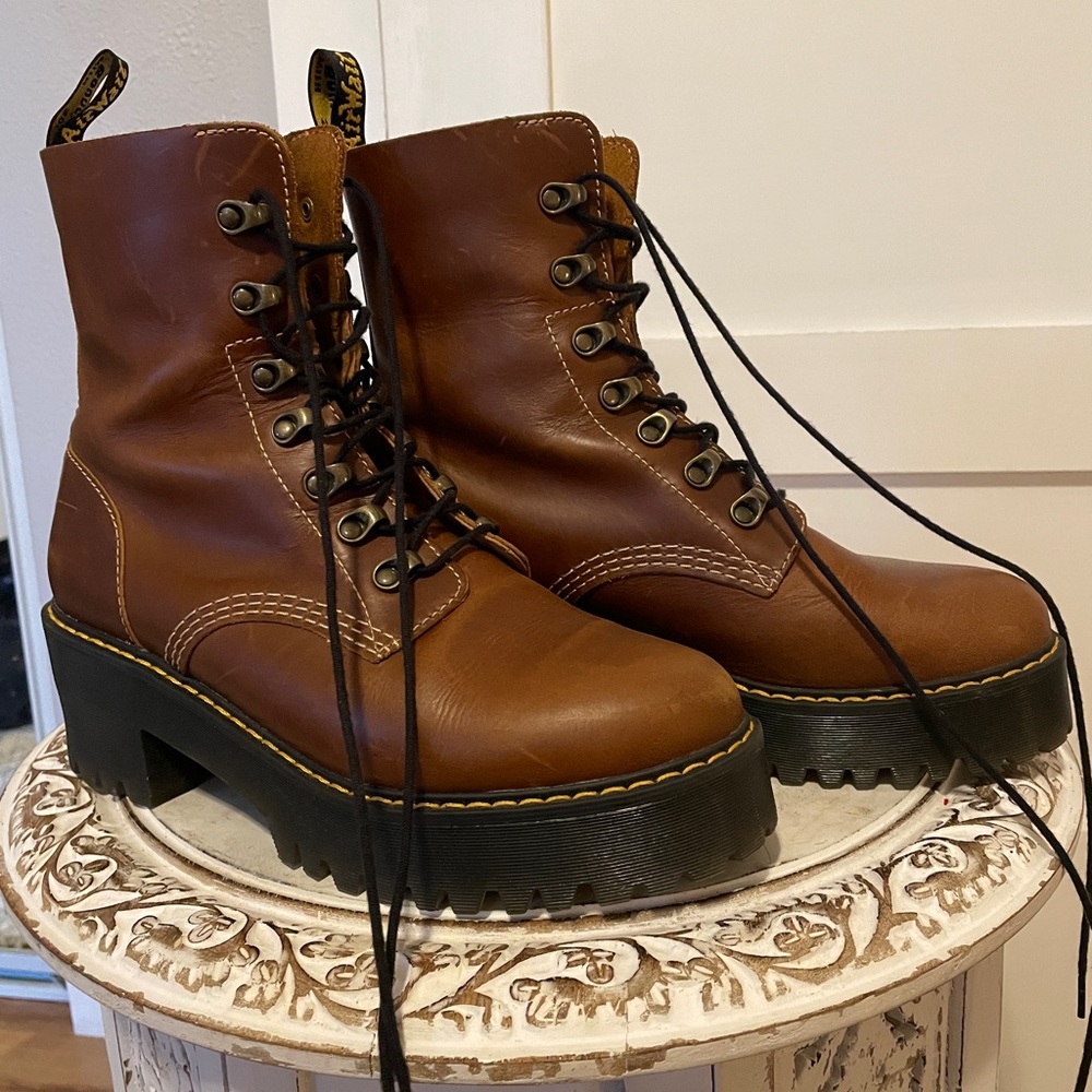 Dr. Martens Leona lace up brown boots women’s size 10.